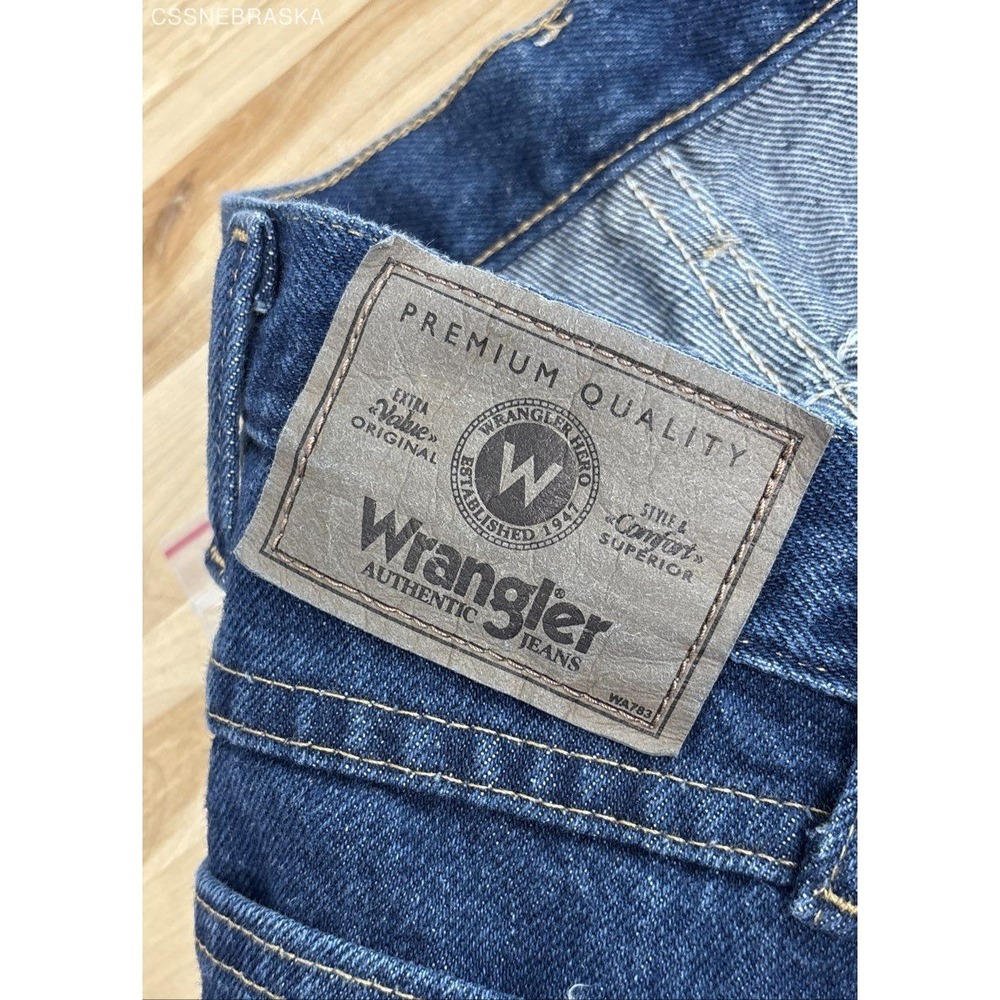 Wrangler Blue relaxed-fit denim jeans. - Size 40x32 - Picture 9 of 9
